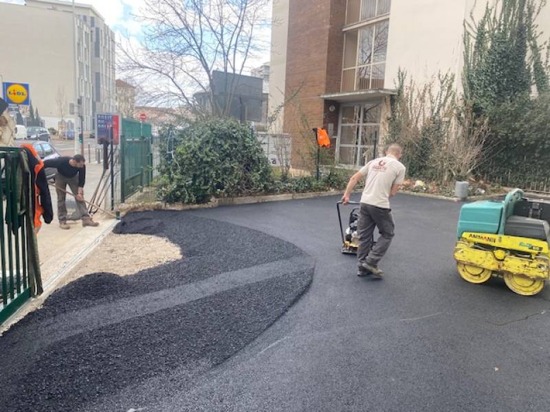 Travaux de goudronnage pour un parking fermé à Lyon