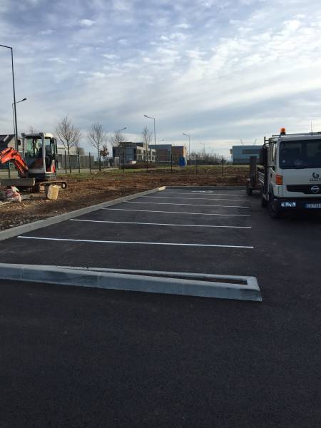 Création d’un parking et des abords de bureaux professionnels en enrobé noir sur 1000 m² près de Lyon