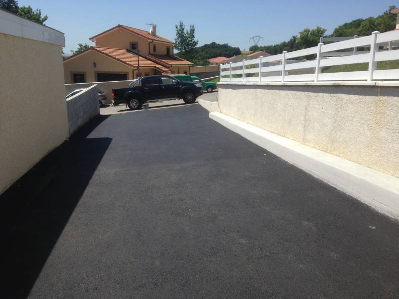 Enrobé à chaud noir pour une allée de villas à Toussieu