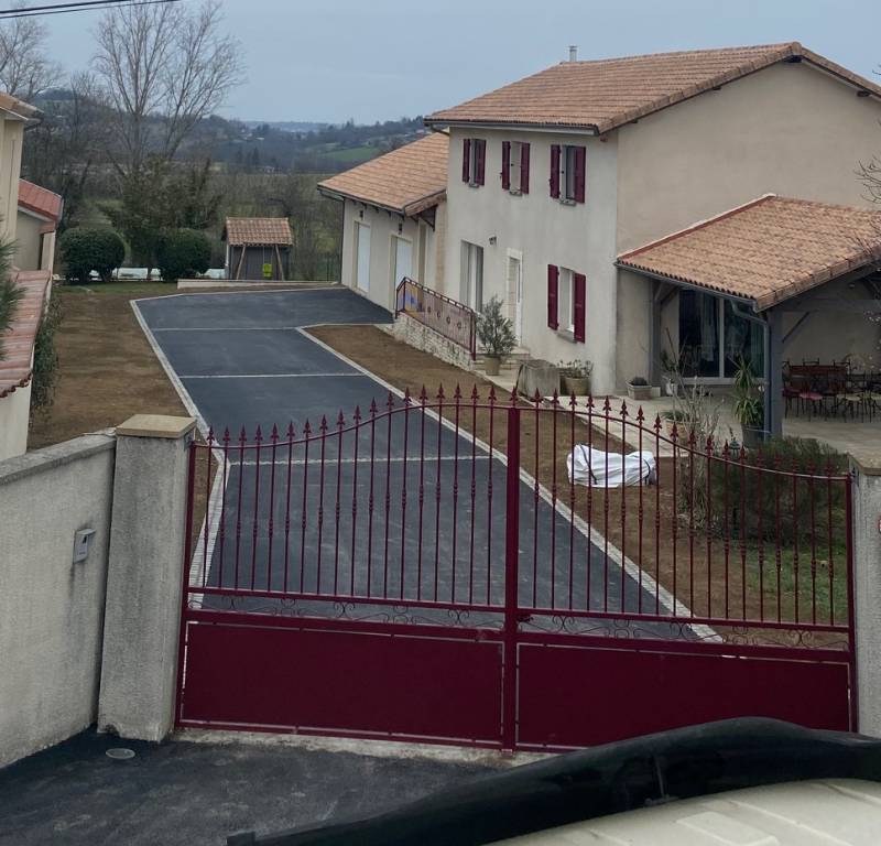 Allée de maison en enrobé à chaud noir à Saint-Pierre-de-Chandieu