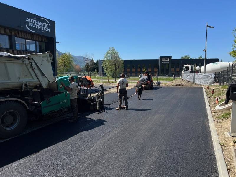 Chantier d'application d'enrobé à chaud noir pour siège social à Bourgoin Jallieu