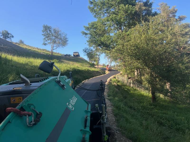 Location de finisseur enrobé avec chauffeur à Saint-Etienne dans la Loire