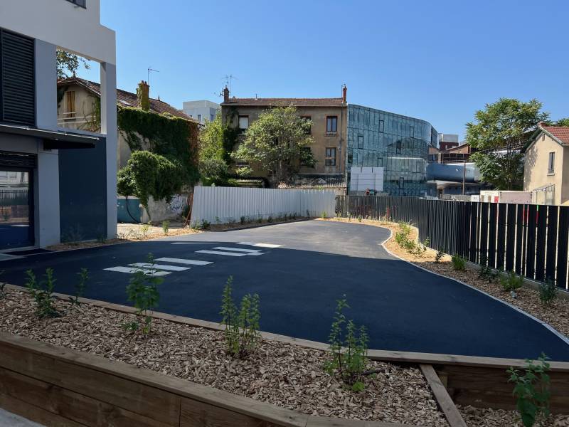 Goudronnage d'une cour d'école en enrobé à chaud noir à Lyon