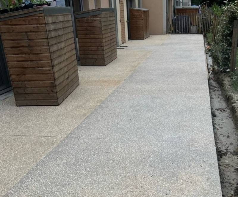 Terrasse en béton désactivé réalisée par GRANITE TP près de Lyon